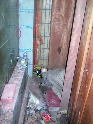 这个与街头变压器箱相连的不足两平米的封闭空间，是2011年12月27日至2012年1月10日，陶冲等6名流浪儿童晚上睡觉的地方。