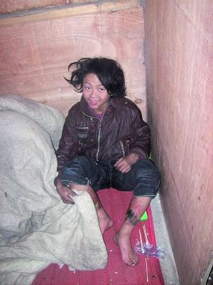 2011年12月27日，流浪儿童陶冲在街头变压器箱边的封闭空间里。陶冲是此次事件中不幸殒命的男孩之一。