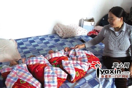 新疆乌苏市一产妇产下罕见四胞胎 花费过大陷