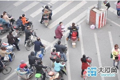 信阳街头散发“黄”书引来行人怒声一片