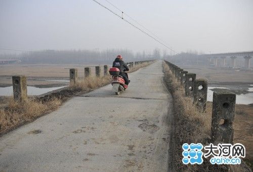 翻开尘封记忆记者走进信阳“桥坚强”的前世今生