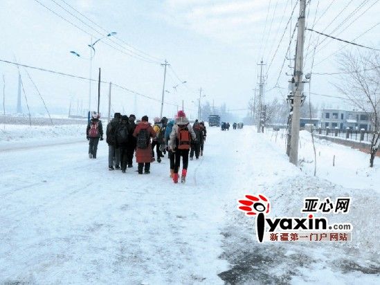 新疆石河子百余孩子上学乘车难 校长村长齐力来解决