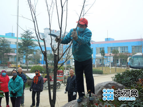 郑州中原绿化队为儿童福利院献爱心