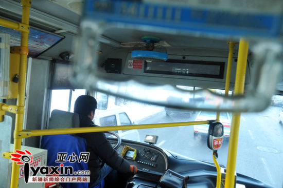 木齐一听力障碍者乘车遇困难 因公交车报站功