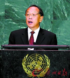 2005年9月19日，时任外交部长的李肇星在第60届联合国大会上阐述中国在新形势下建立持久和平、共同繁荣的和谐世界的看法。（资料图 新华社 发）