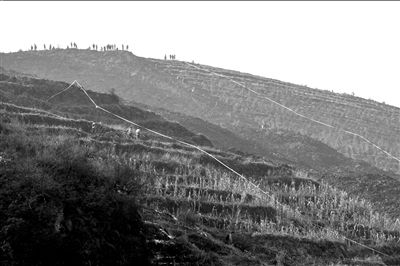 山体滑坡范围已拉起了警戒线。本报记者陶冉摄