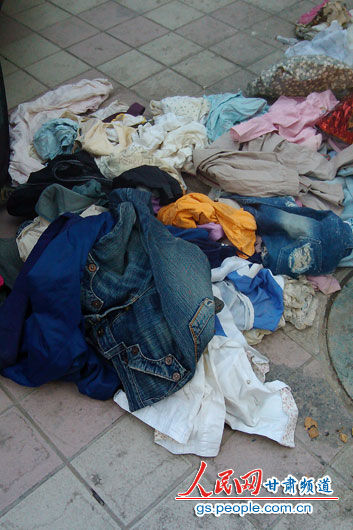 被丢弃的大量旧衣服,其中大多数完好无损.王文嘉 摄