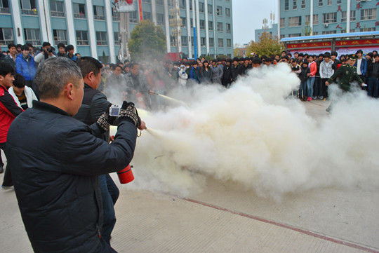 商丘消防支队为学生举行消防演练 开展安全教