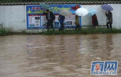 广州暴雨 白云区云城西路严重水浸交通瘫痪