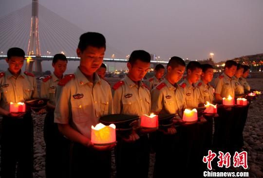 云南边防官兵湄公河畔祭奠“10·5”惨案遇难船员