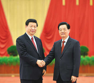 2012年11月15日，新当选的中共中央总书记、中共中央军委主席习近平与胡锦涛亲切握手。 新华社发 