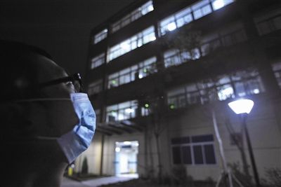 Last night, reporters wearing masks came to the the Wenzhou Central Hospital West Branch, Building 2