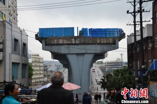 û����صĴ������ڳ����Ͽ� ����ǿ ��