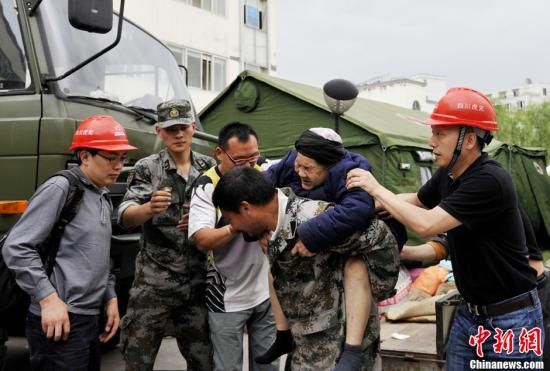 4月20日，四川雅安芦山发生7.0地震，图为抢救伤员现场。中新社发 安源 摄