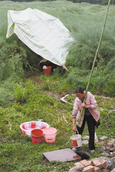 4月22日，芦山县清仁乡，村民在取用井里的水。新京报记者 浦峰 摄