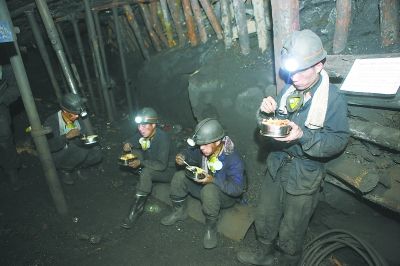 煤矿工人在矿井下吃午餐.