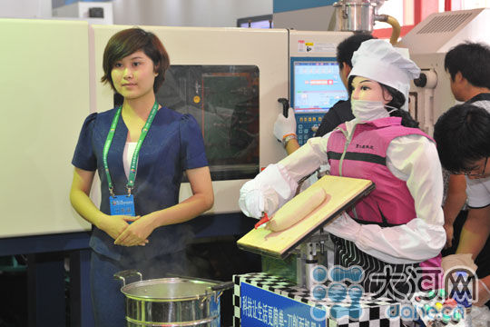 富士康首次参展中博会 机器人厨娘现场做刀削