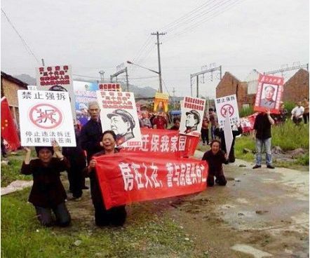 网贴称温州苍南村民下跪抗议强拆被殴打 |抗议