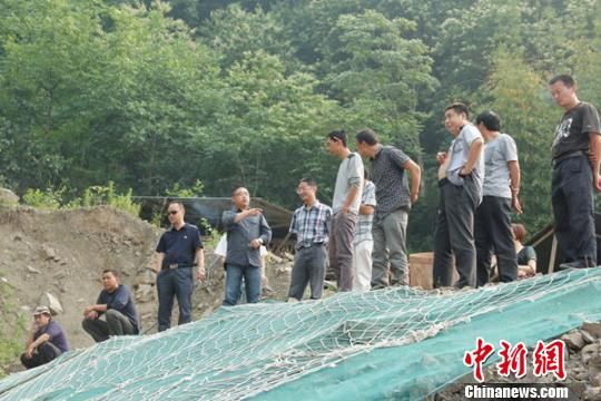 图为23日当天,兰辉同志检查道路交通和安全生产现场。 赵云书 摄 图为23日当天,兰辉同志检查道路交通和安全生产现场。 赵云书 摄