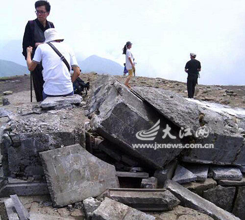 武功山最高峰标志性石碑被雷劈毁