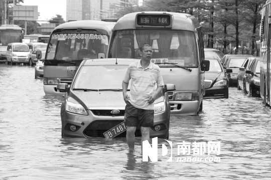 深圳突降暴雨致多处水浸 车主纷纷弃车逃命|暴