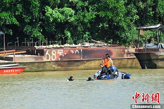5月28日,“蛙人”搜救2名失踪人员。中新社发 骆云飞 摄