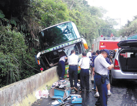 大陆游客台湾遭遇车祸7人受伤