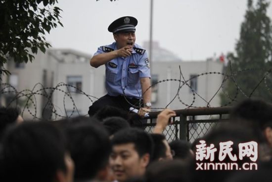 贝克汉姆到访同济引踩踏 亲历者称后悔凑热闹