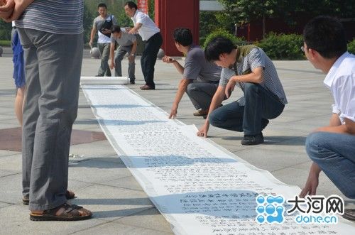 建党节前夕 淮阳40年党龄老党员捐赠百米书法长卷