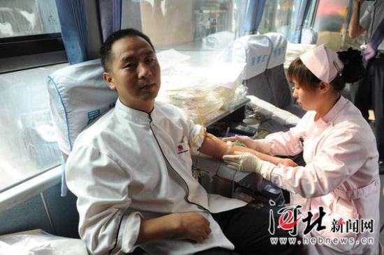 石家庄亚太大酒店职工无偿献血迎接建党92周