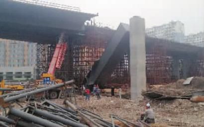 仙台大街卫星路交会处施工中钢结构横梁脱落