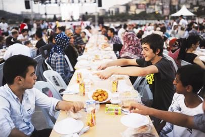 土耳其伊斯坦布尔迎斋月_新浪新闻