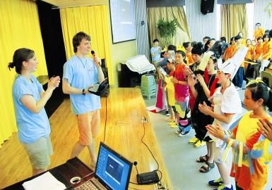 世界名校大学生英语夏令营外籍志愿者与孩子