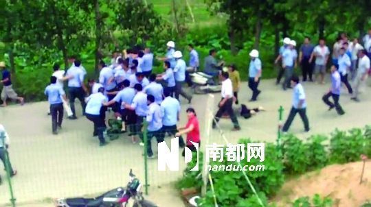 城管人员围殴其余几名男子，打完后再跑出十几米追打另一名男子。视频截图