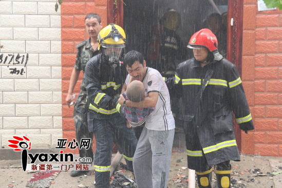 新疆和田消防员火中救出五岁男童