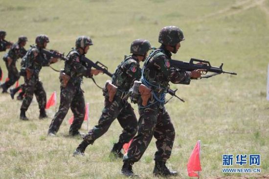 挑战极限:12公里激烈较量"砺刃-2013"全军特种兵比武竞赛见闻之二