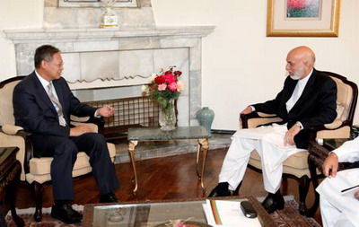 徐飞洪大使与卡尔扎伊总统亲切交谈 