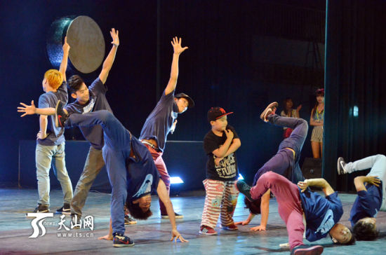 韩国舞蹈团打造“时尚Party” 嗨翻现场观众