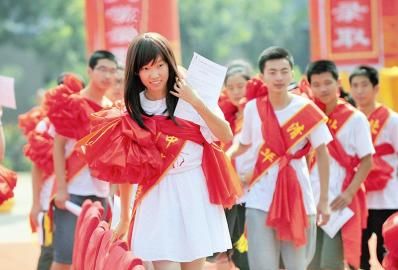 新绛县海泉学校为19名高中毕业生颁发助学金