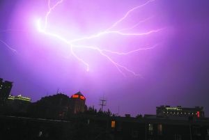 昨晚,本市雷雨交加,闪电在京城夜空描绘出绚烂的线条.本报记者 方非摄