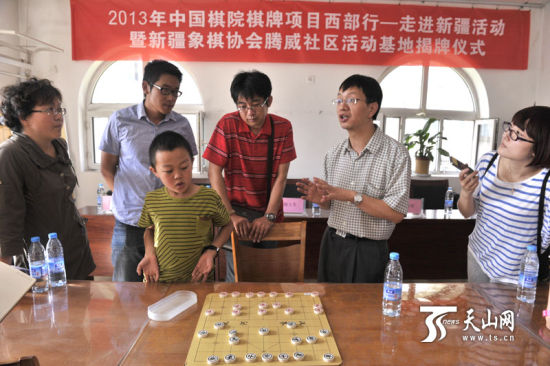 象棋大师陈信安与新疆的象棋爱好者讲解棋路