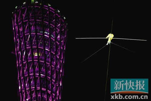 天气热,阿迪力走钢丝开始时间推迟了