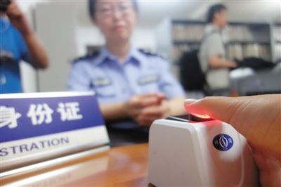 2013年5月26日，西城区丰盛派出所，民警在测试指纹采集的仪器。新京报记者 浦峰 摄