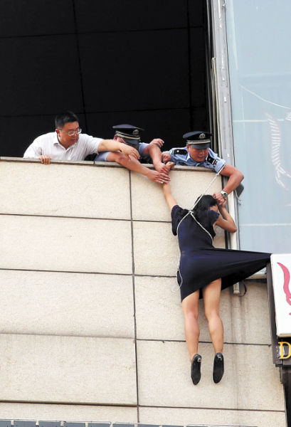 北京一女子欲跳楼被救下