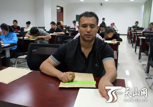 全国盲人医疗按摩资格考试举行 新疆56人参加