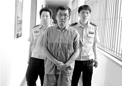 警方押解犯罪嫌疑人“立二拆四”。 图片来源 中国警察网