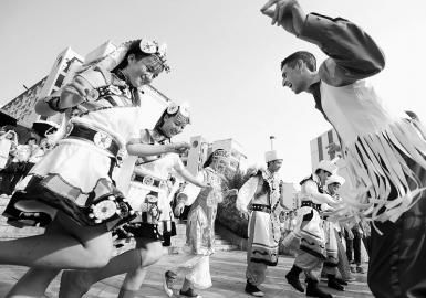 美国立山谷大学国标舞团与中国大学生交流舞蹈