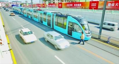 ���������磬���������ִ��й�糵�����г��������ϣ�������·վ�����������ɱ�������ʻ���й�糵ͣ����;������ֻʣ��˾����Ա���Ѿ�û�г˿͡�������������������ϯ���� ���� ��