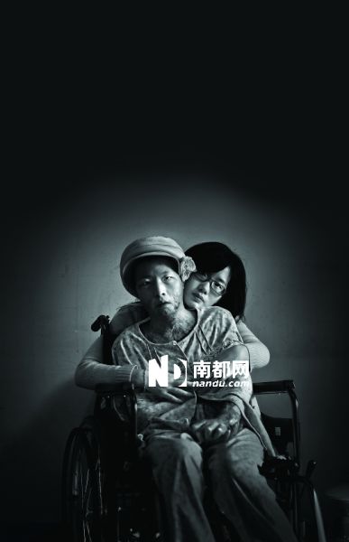  2010年12月22日，北京304医院的病房里，钟如九抱着姐姐钟如琴。钟如九说，小时候姐姐也是这样抱着她。杨抒怀/IC图