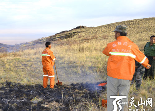 裕民县军民一心奋力堵截哈萨克斯坦国入境大火